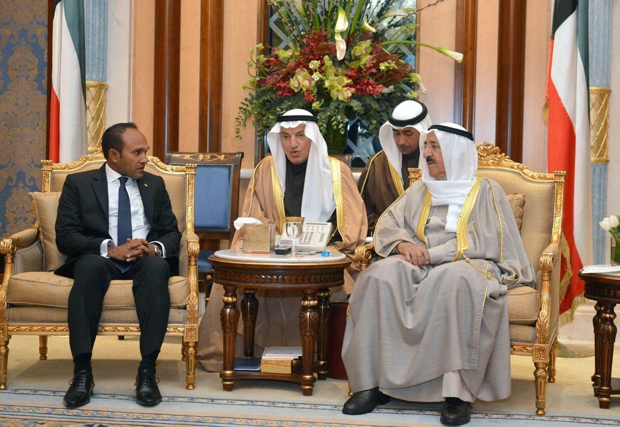 The two delegations seated for talks, Kuwaiti flags ranged along the wall.
